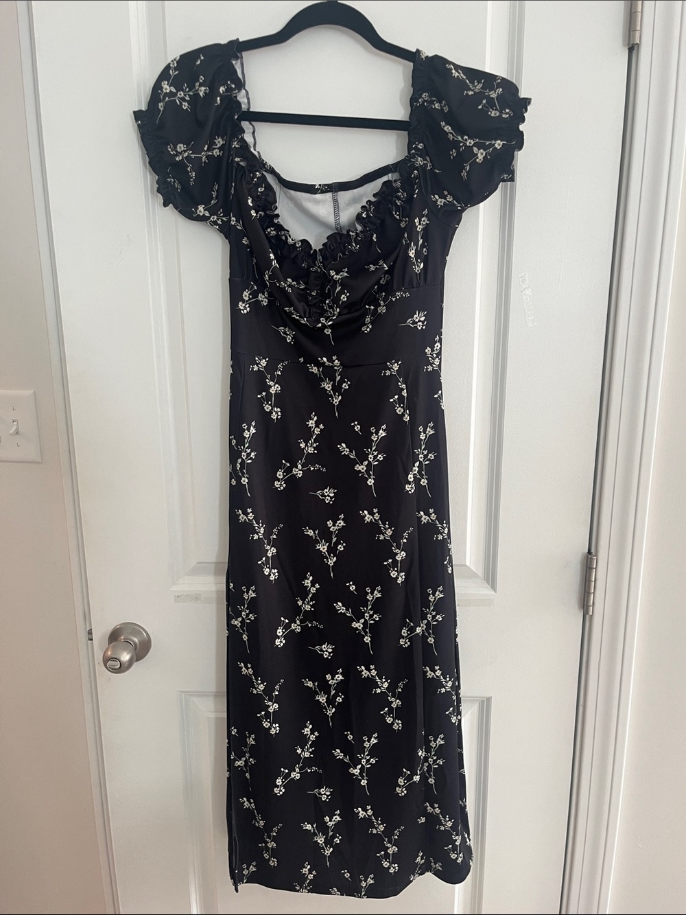 Elegant Black Midi Dress with White Floral Print and Puff Sleeves